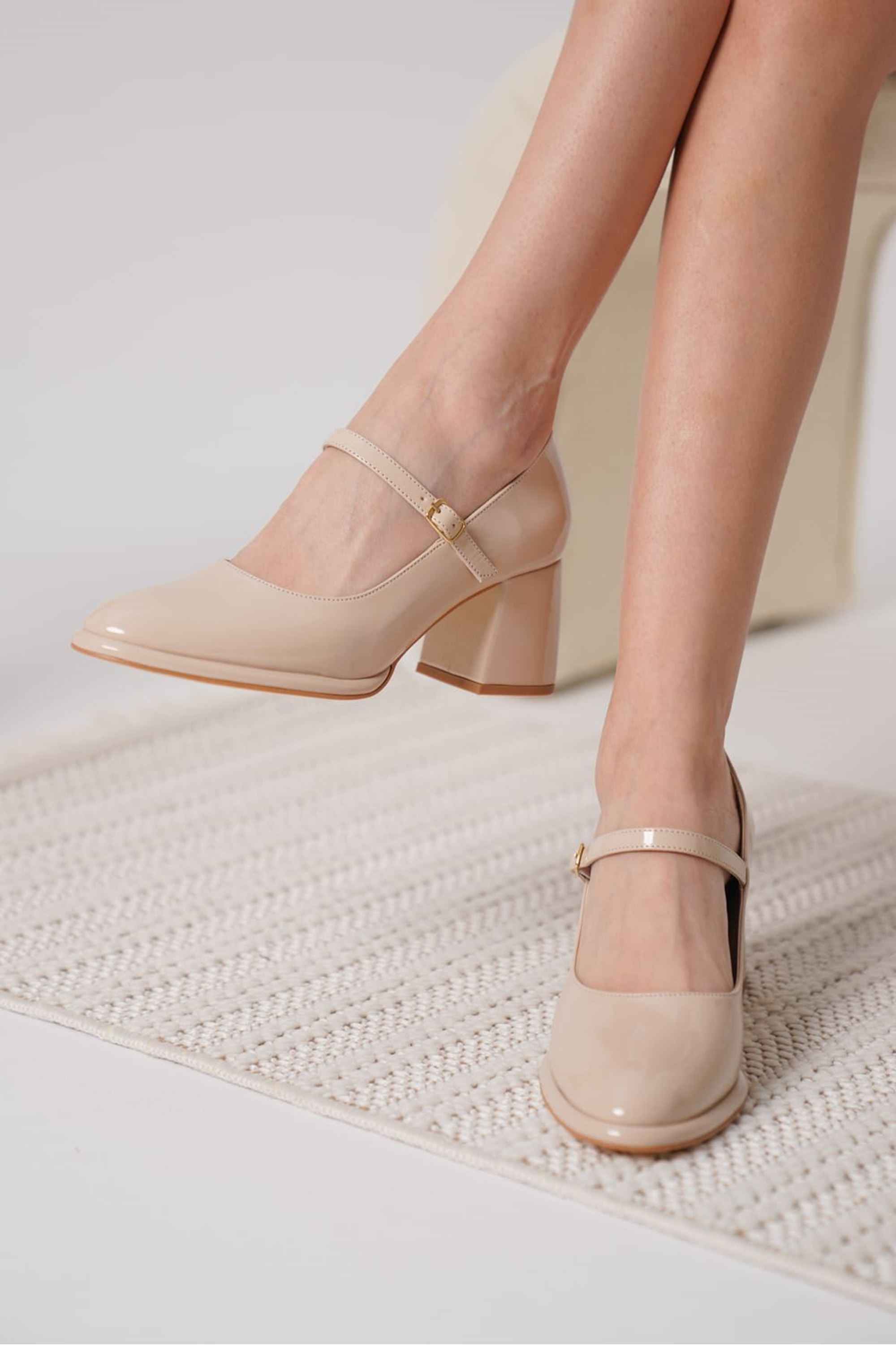 Camire Kadın Rugan Klasik Kalın Topuklu Ayakkabı - Bej