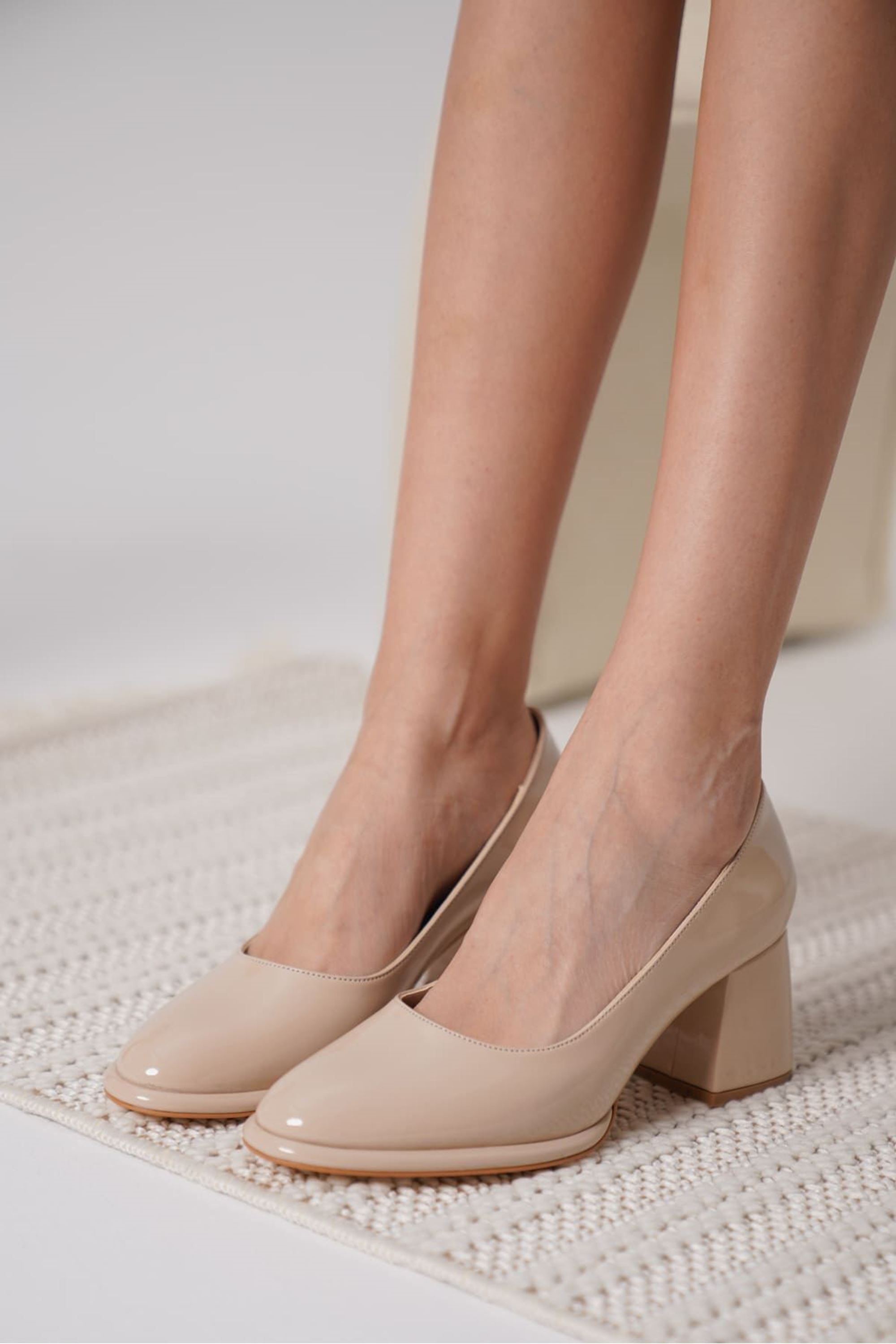 Avoria Kadın Rugan Klasik Tasarım Kalın Topuklu Ayakkabı Stiletto - Nude