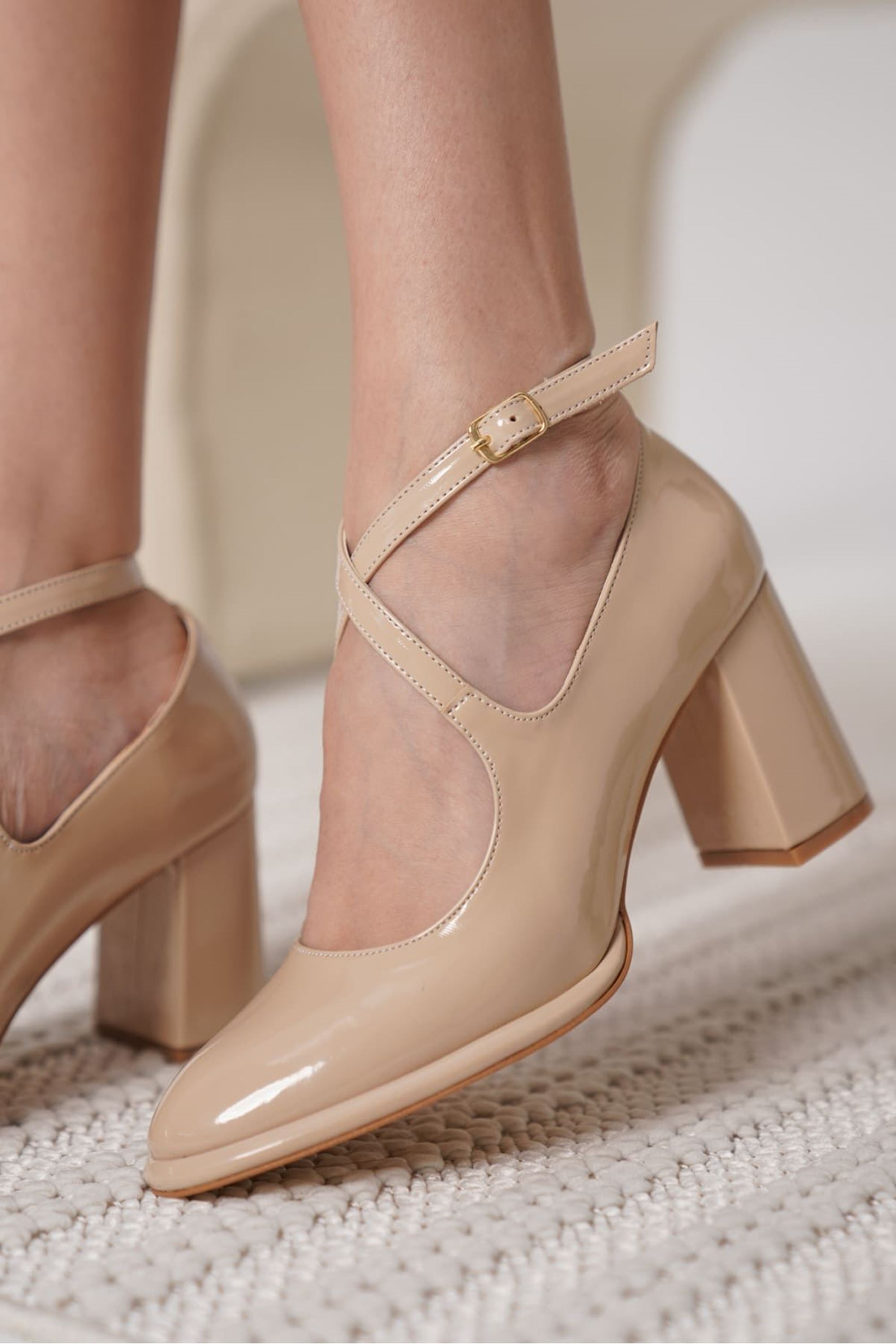 Mirava Kadın Rugan Şık Bilek Kelepçe Detaylı Kalın Topuklu Ayakkabı - Bej