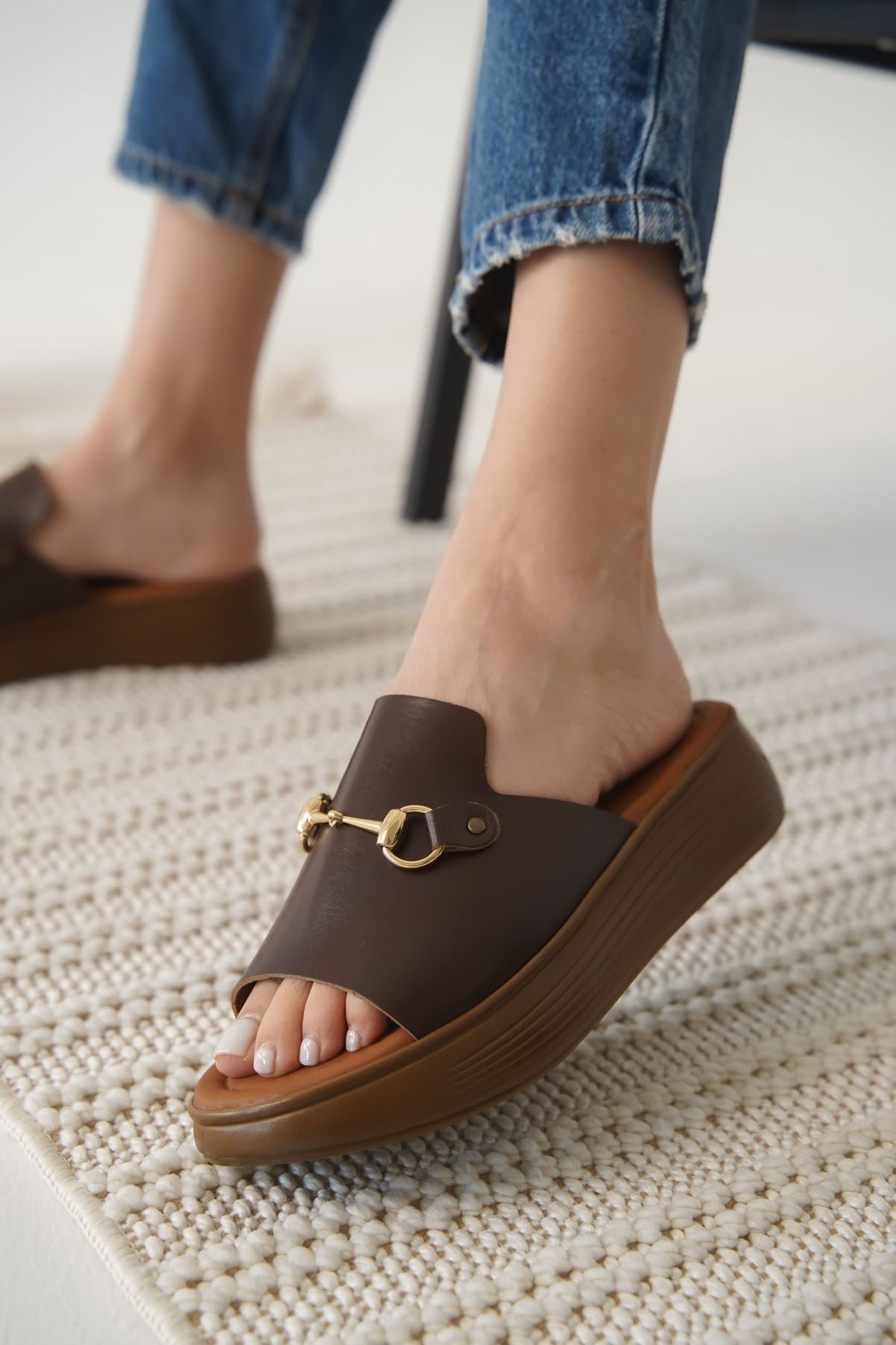 Calibu Kadın Hakiki Deri Toka Detaylı Terlik - Acı Kahve