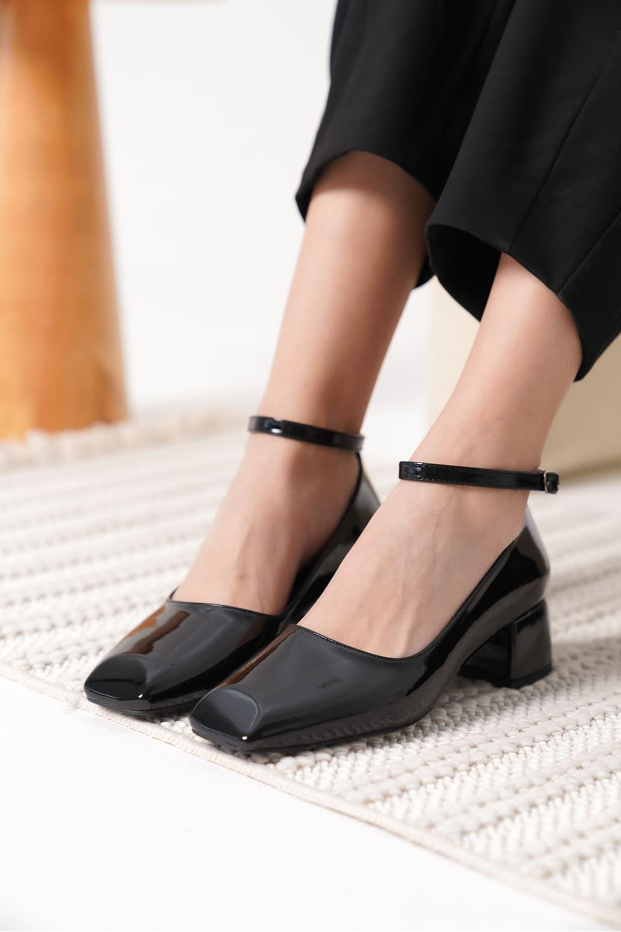 Delira Kadın Rugan Kelepçe Detaylı Kalın Topuklu Ayakkabı - Siyah