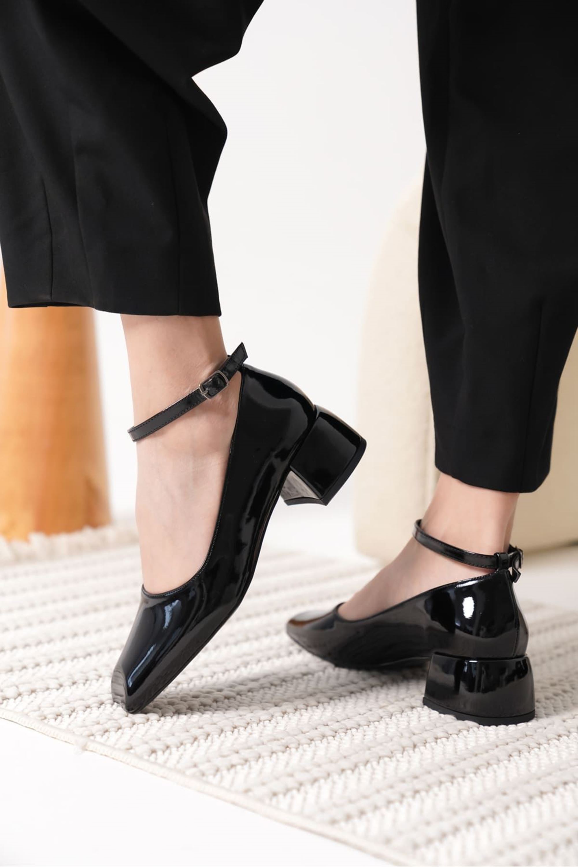 Delira Kadın Rugan Kelepçe Detaylı Kalın Topuklu Ayakkabı - Siyah