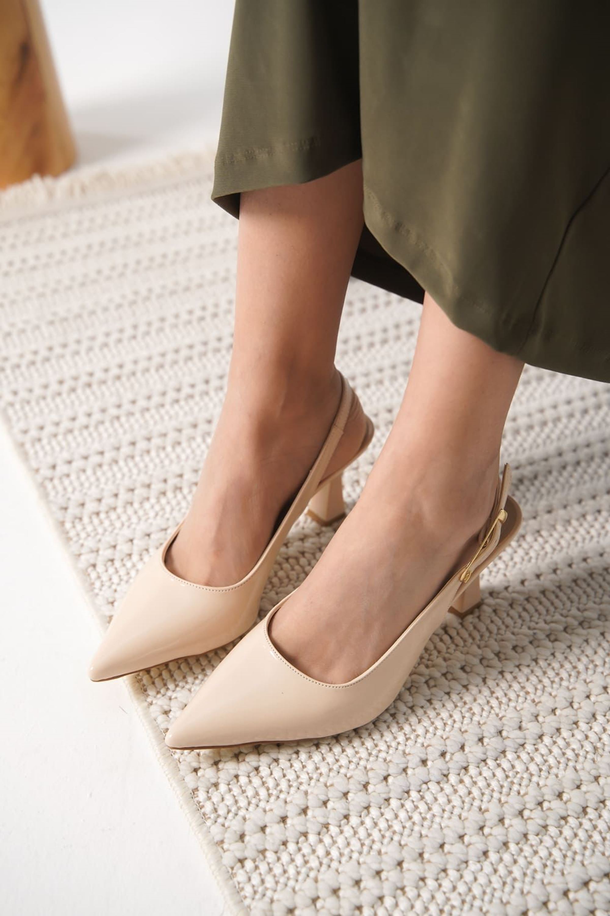 Lorela Kadın Rugan Şık Klasik Topuklu Ayakkabı - Bej