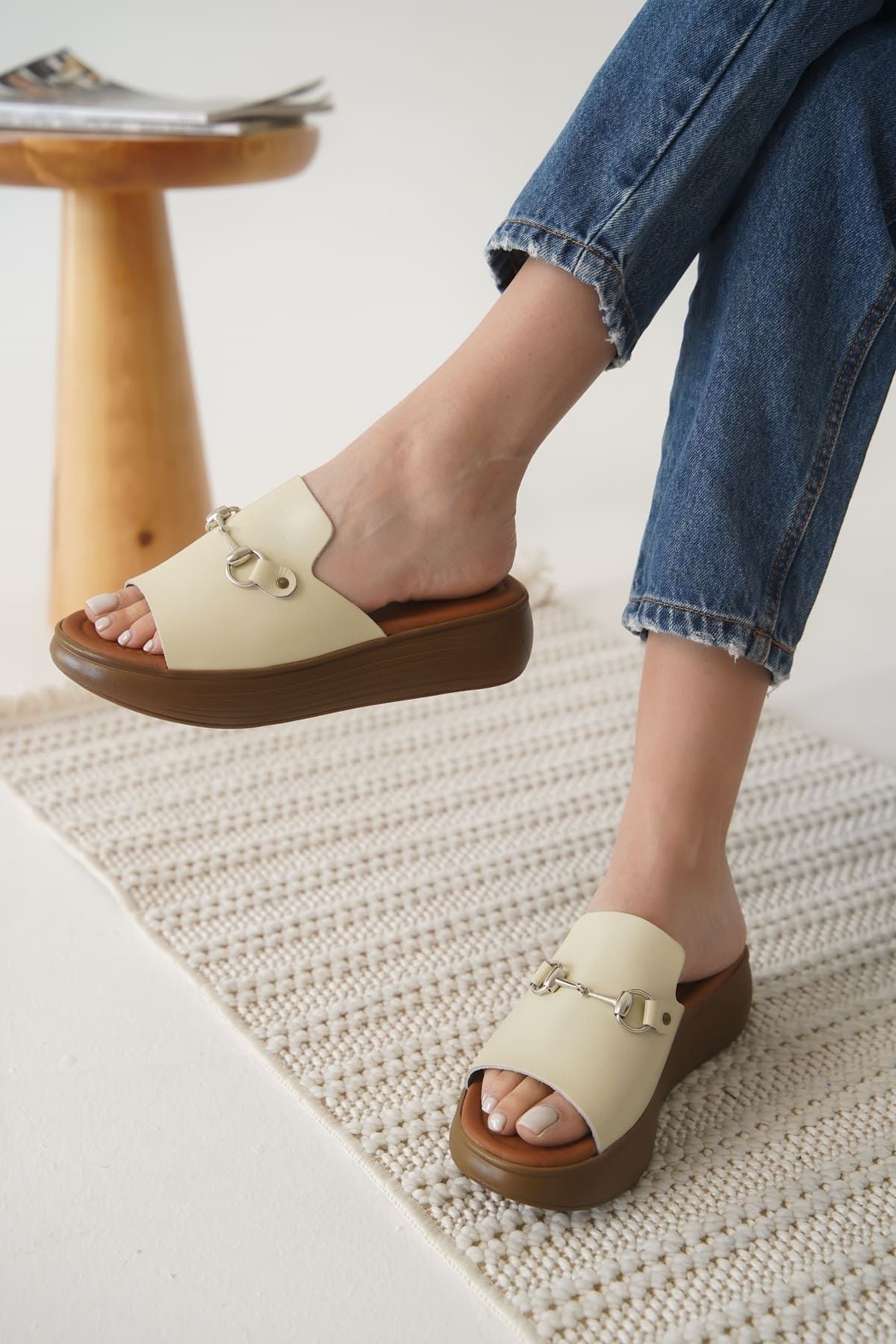 Calibu Kadın Hakiki Deri Toka Detaylı Terlik - Bej