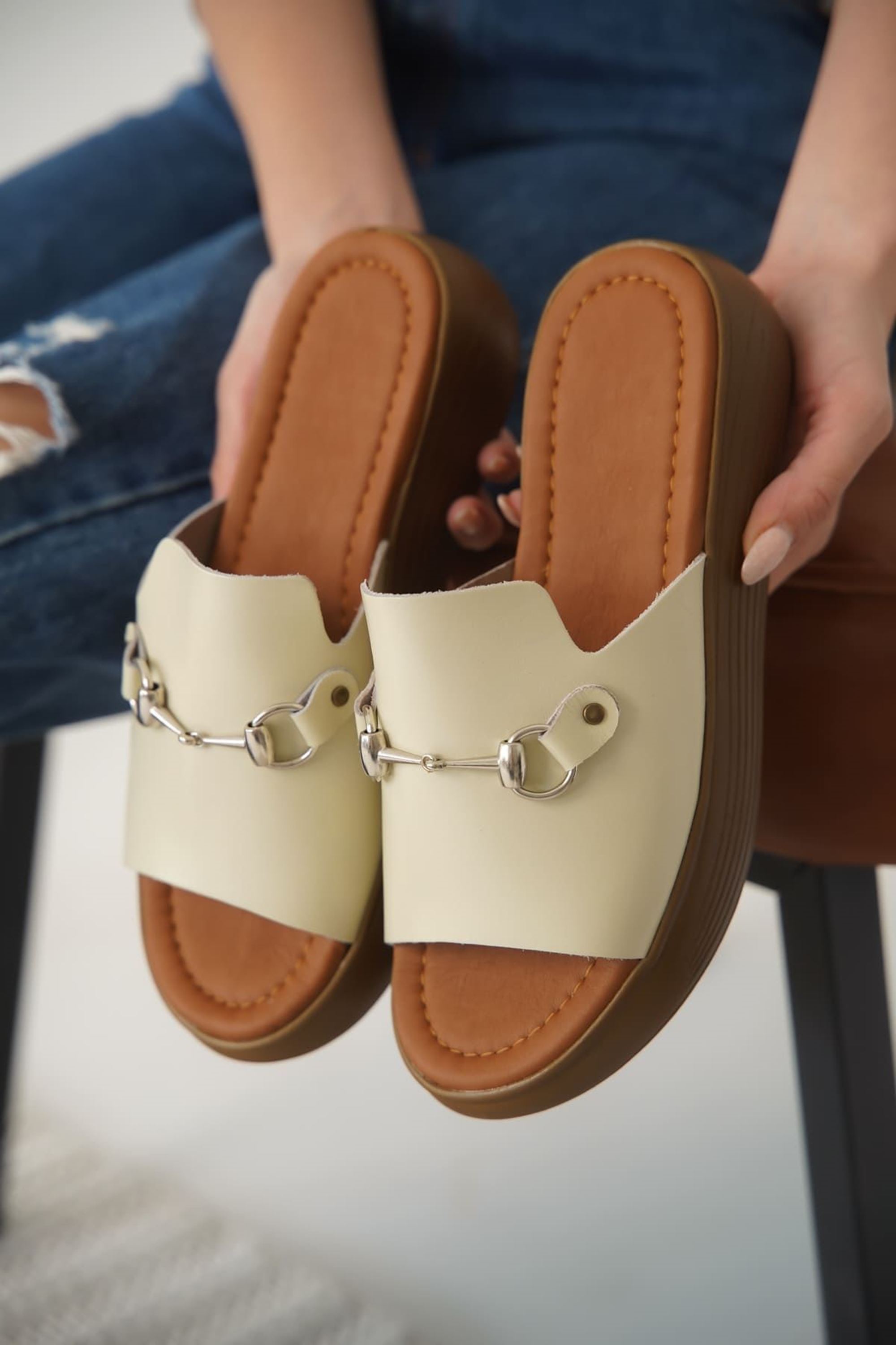 Calibu Kadın Hakiki Deri Toka Detaylı Terlik - Bej