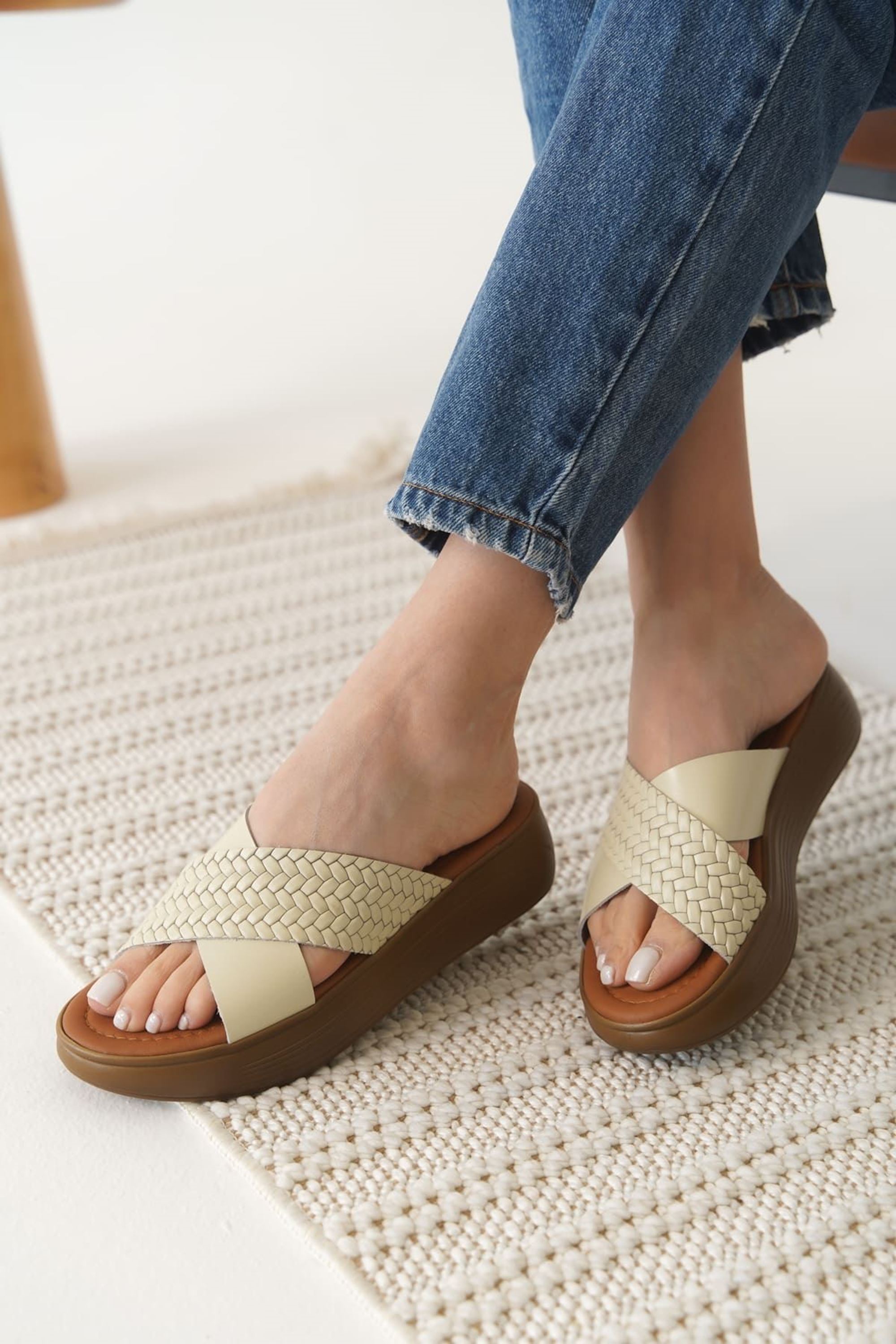 Floare Kadın Şık Desen Dokulu Hakiki Deri Terlik - Bej