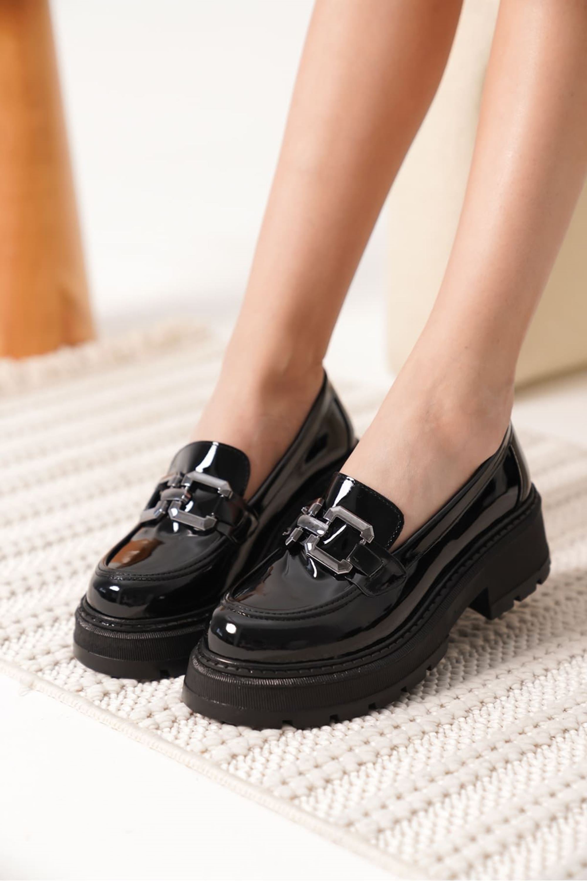 Oliven Kadın Rugan Toka Detaylı Topuklu Loafer - Siyah