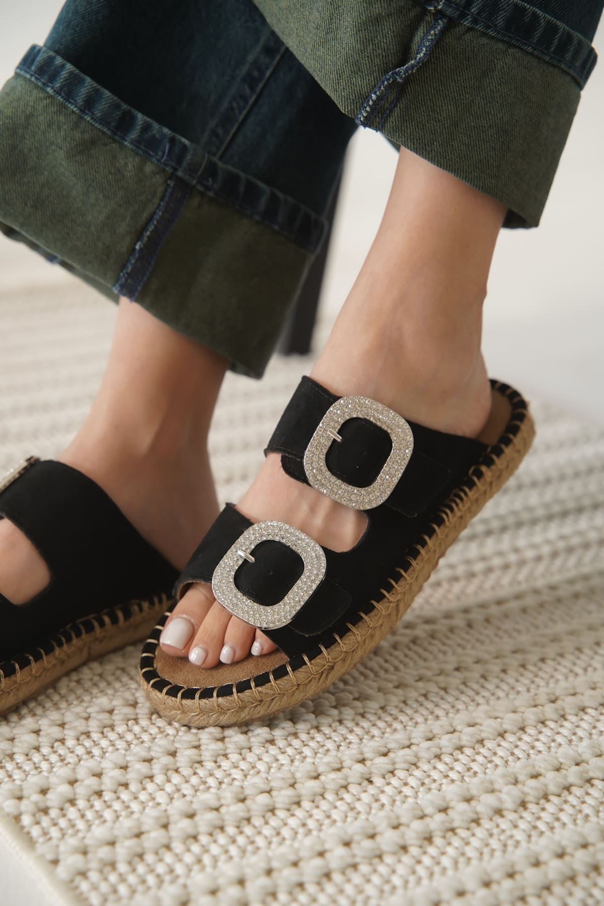 Eazelle Kadın Süet Taş Detaylı Günlük Terlik - Siyah