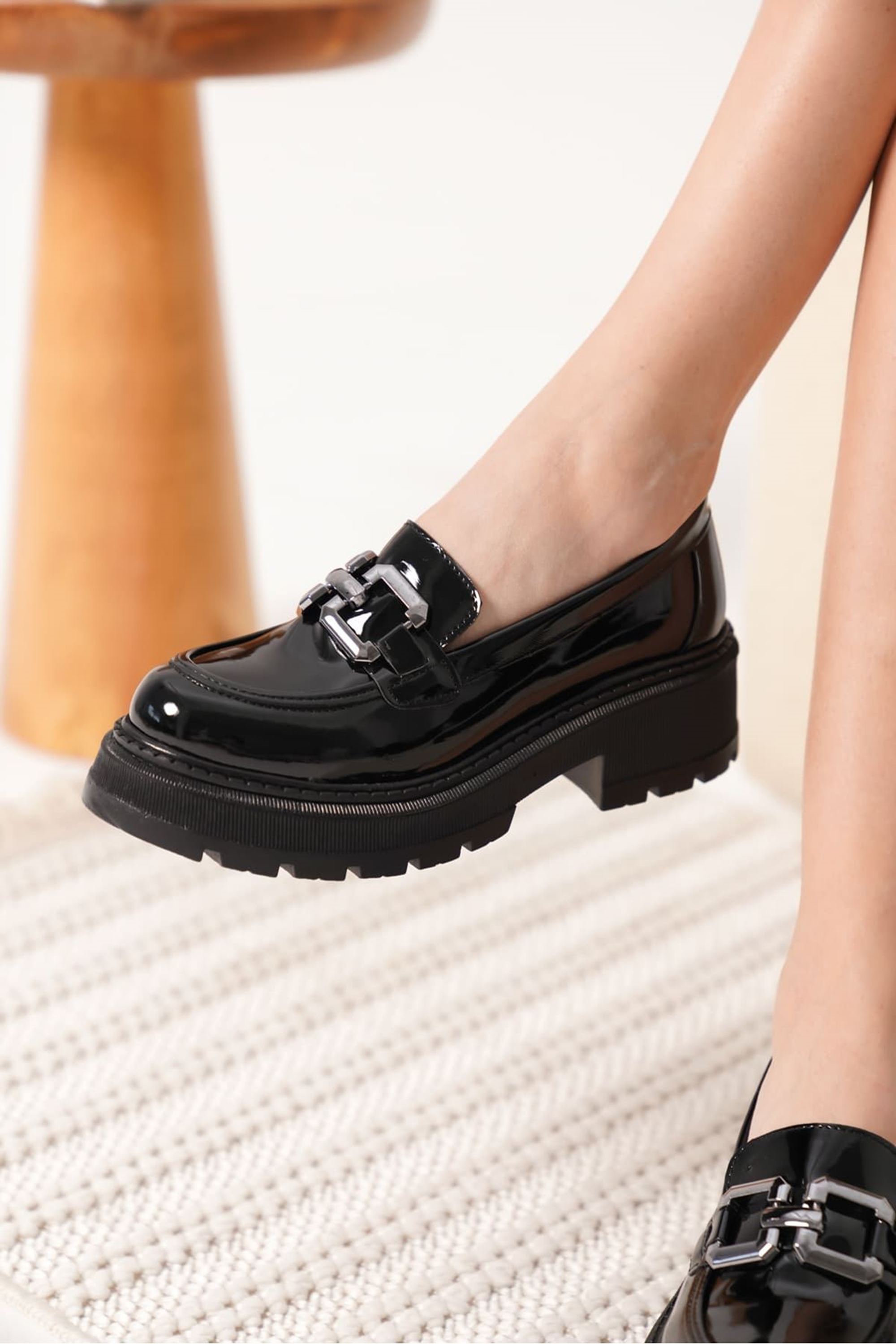 Oliven Kadın Rugan Toka Detaylı Topuklu Loafer - Siyah