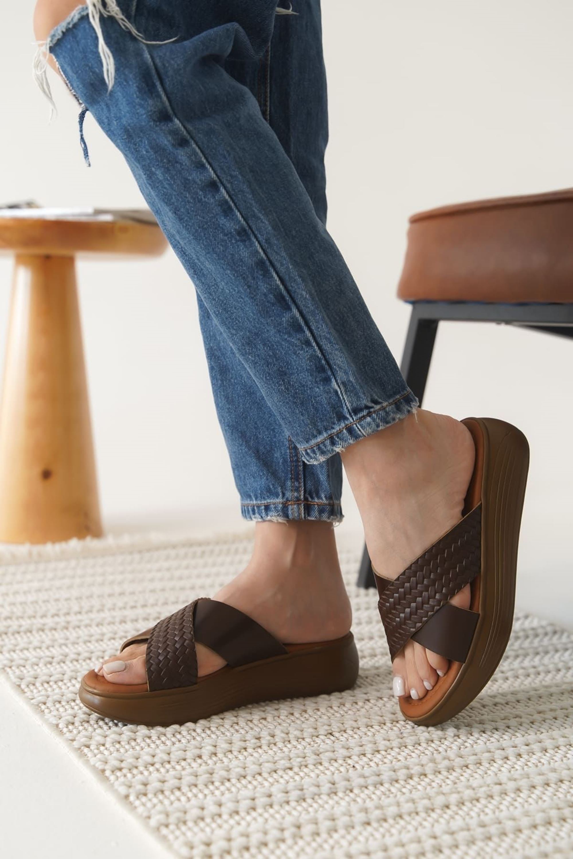 Floare Kadın Şık Desen Dokulu Hakiki Deri Terlik - Acı Kahve