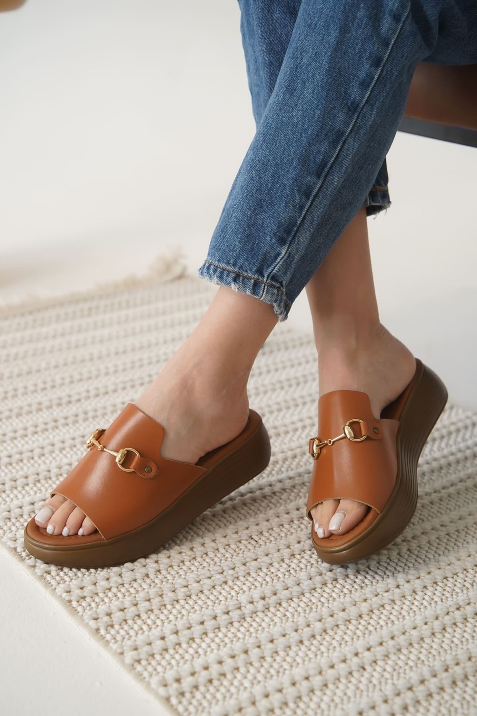 Calibu Kadın Hakiki Deri Toka Detaylı Terlik - Taba