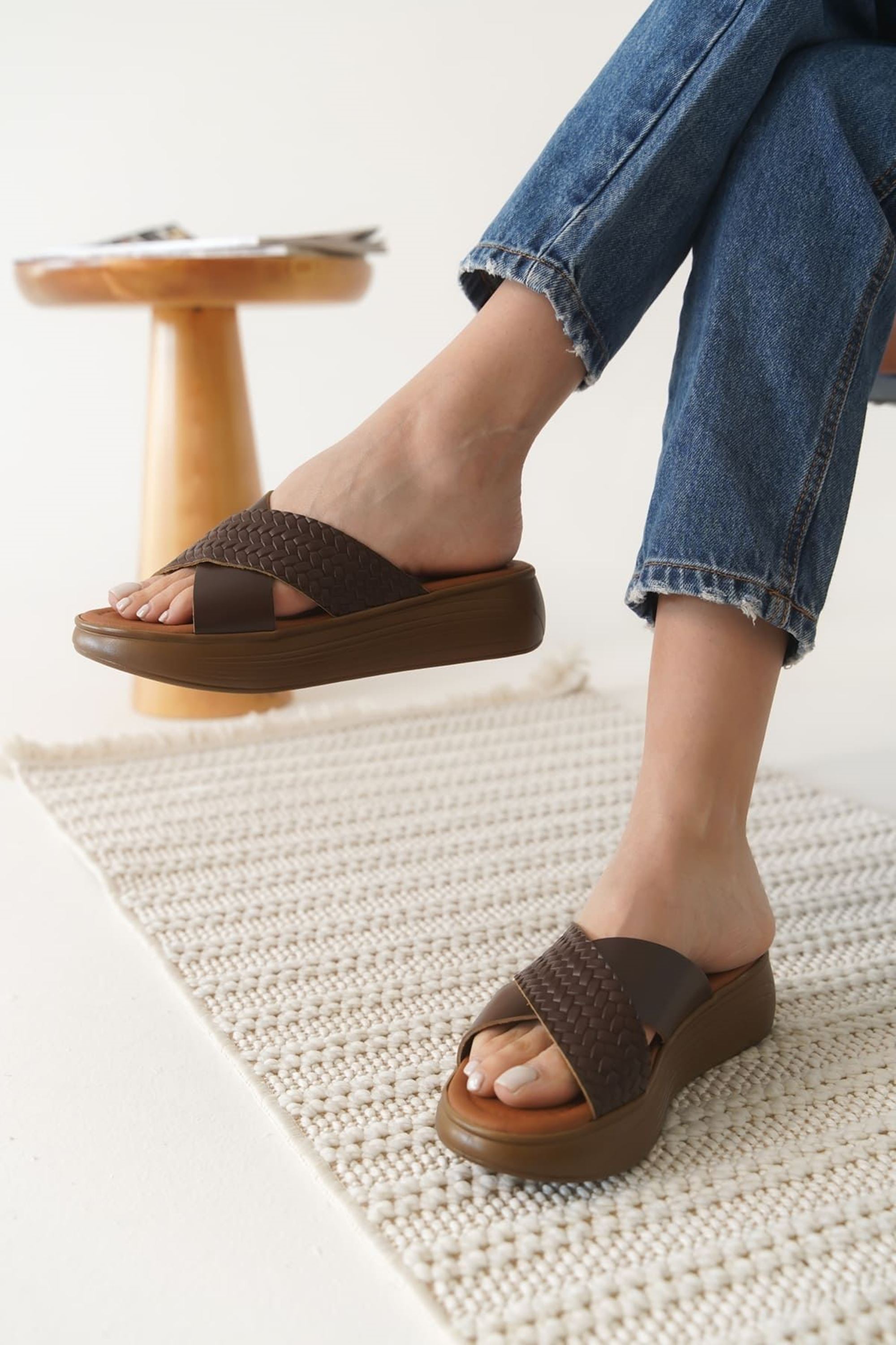 Floare Kadın Şık Desen Dokulu Hakiki Deri Terlik - Acı Kahve