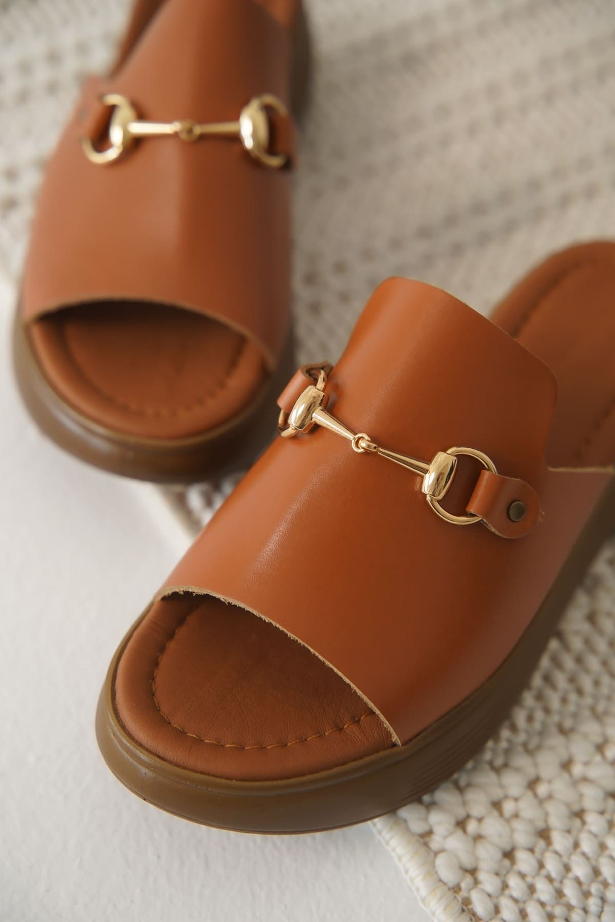 Calibu Kadın Hakiki Deri Toka Detaylı Terlik - Taba