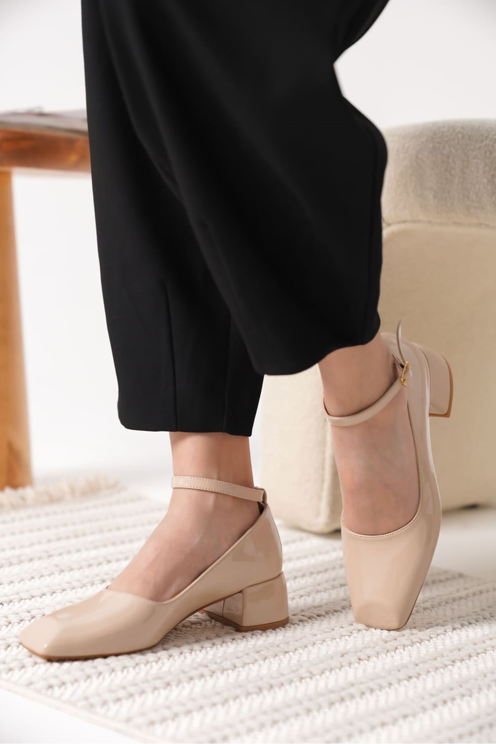 Delira Kadın Rugan Kelepçe Detaylı Kalın Topuklu Ayakkabı - Bej