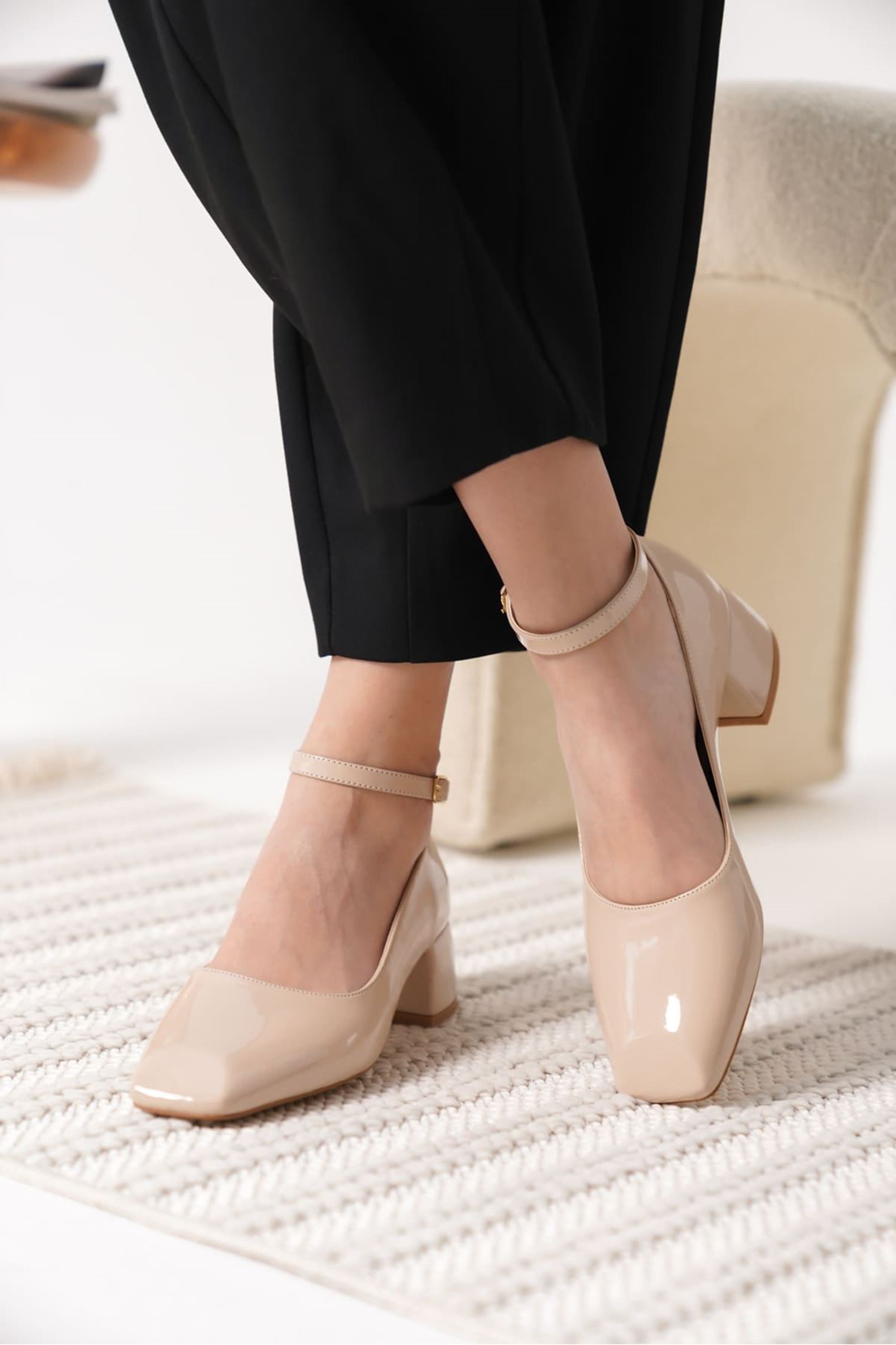 Delira Kadın Rugan Kelepçe Detaylı Kalın Topuklu Ayakkabı - Bej