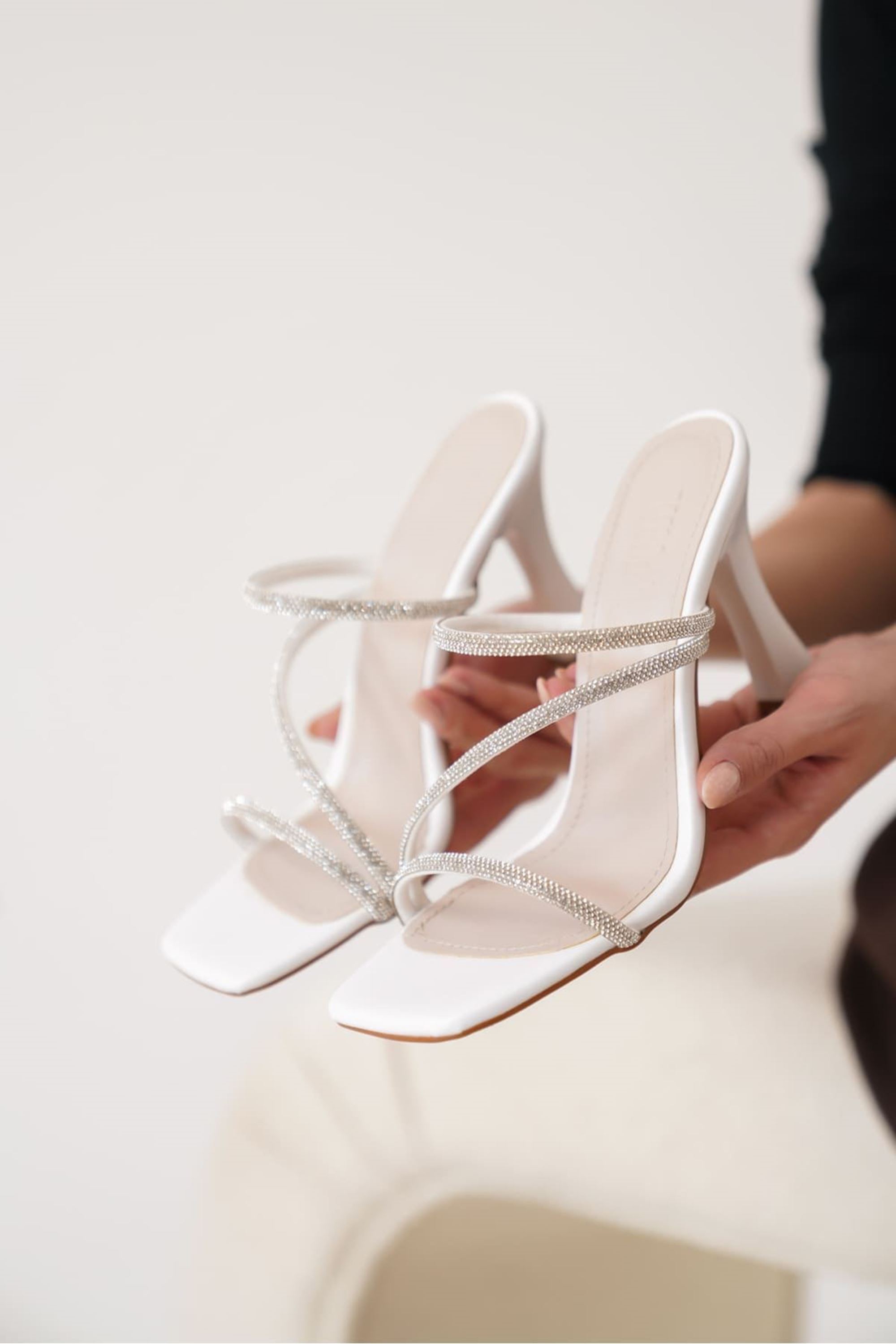 Aloura Kadın Taş Detaylı Abiye Topuklu Terlik - Beyaz