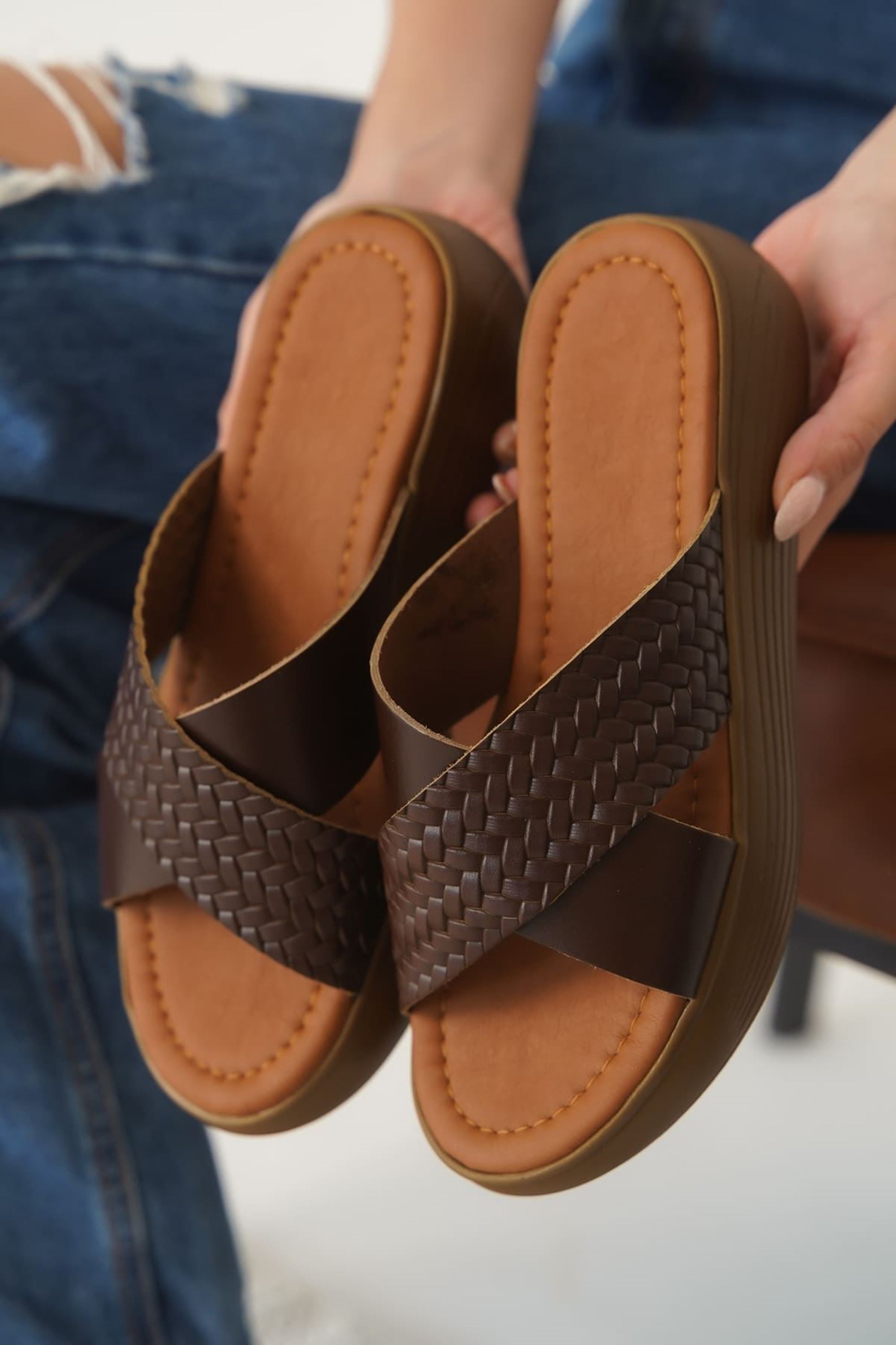 Floare Kadın Şık Desen Dokulu Hakiki Deri Terlik - Acı Kahve