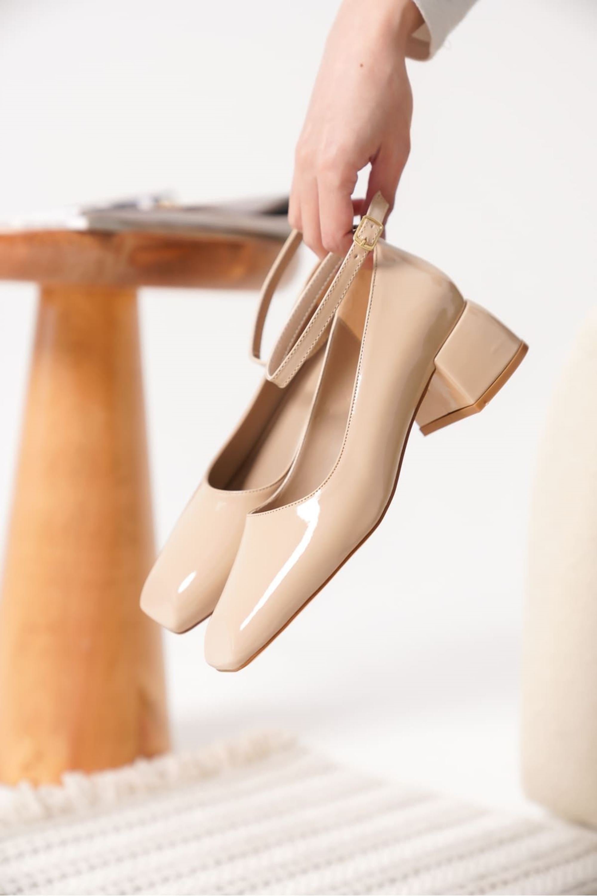 Delira Kadın Rugan Kelepçe Detaylı Kalın Topuklu Ayakkabı - Bej