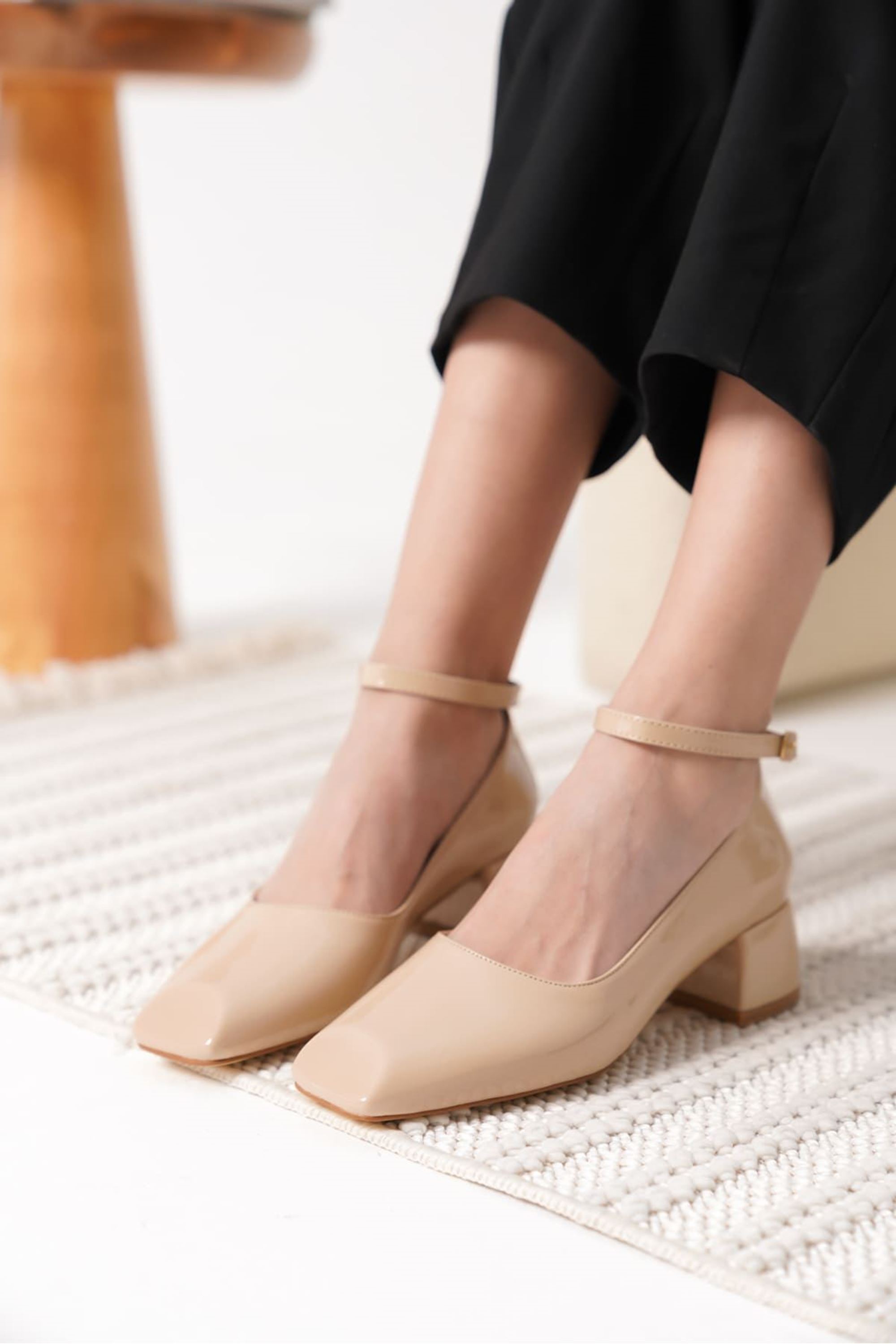 Delira Kadın Rugan Kelepçe Detaylı Kalın Topuklu Ayakkabı - Bej