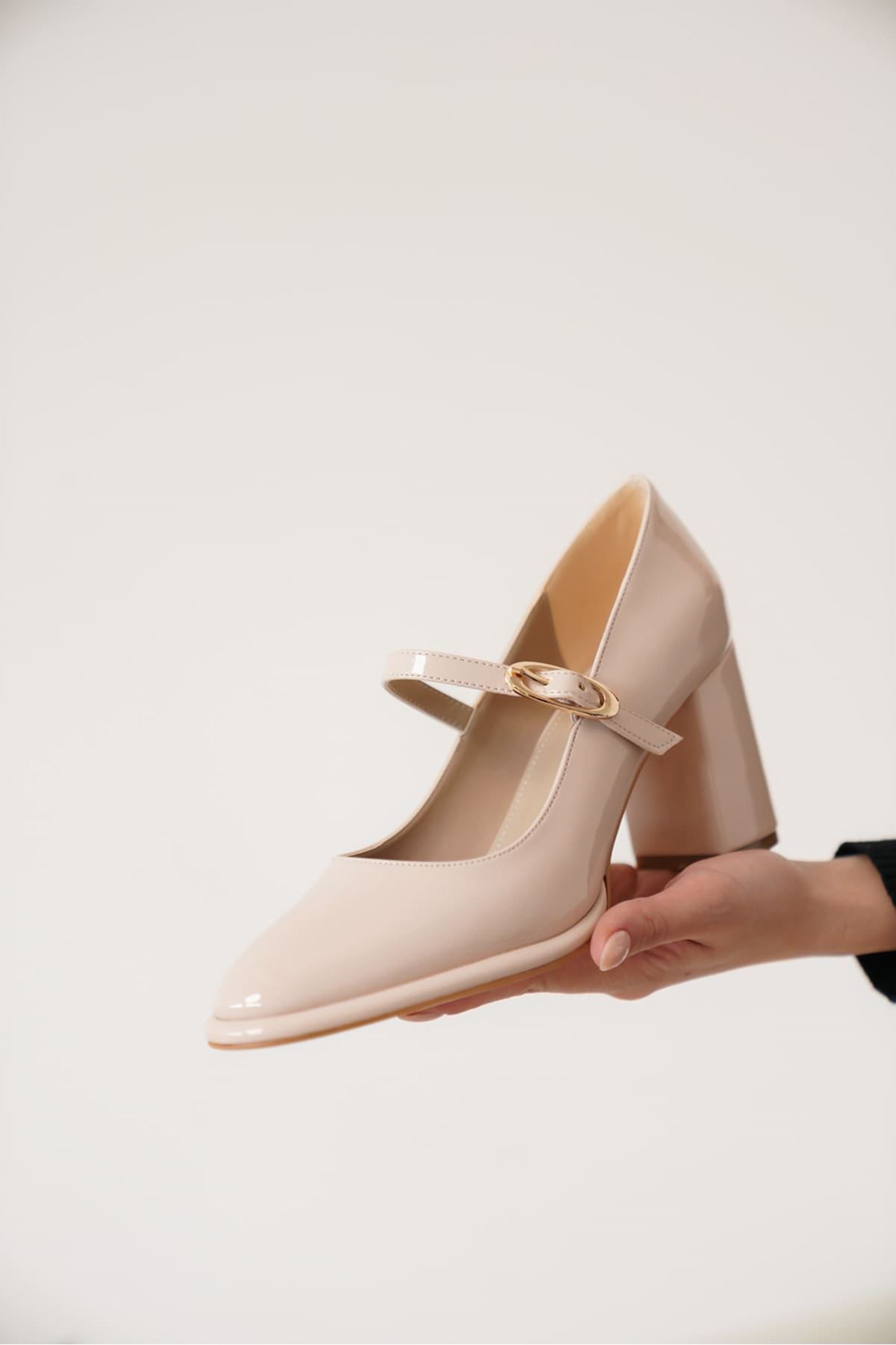 Sorelia Kadın Rugan Şık Toka Detaylı Kalın Topuklu Ayakkabı - Bej