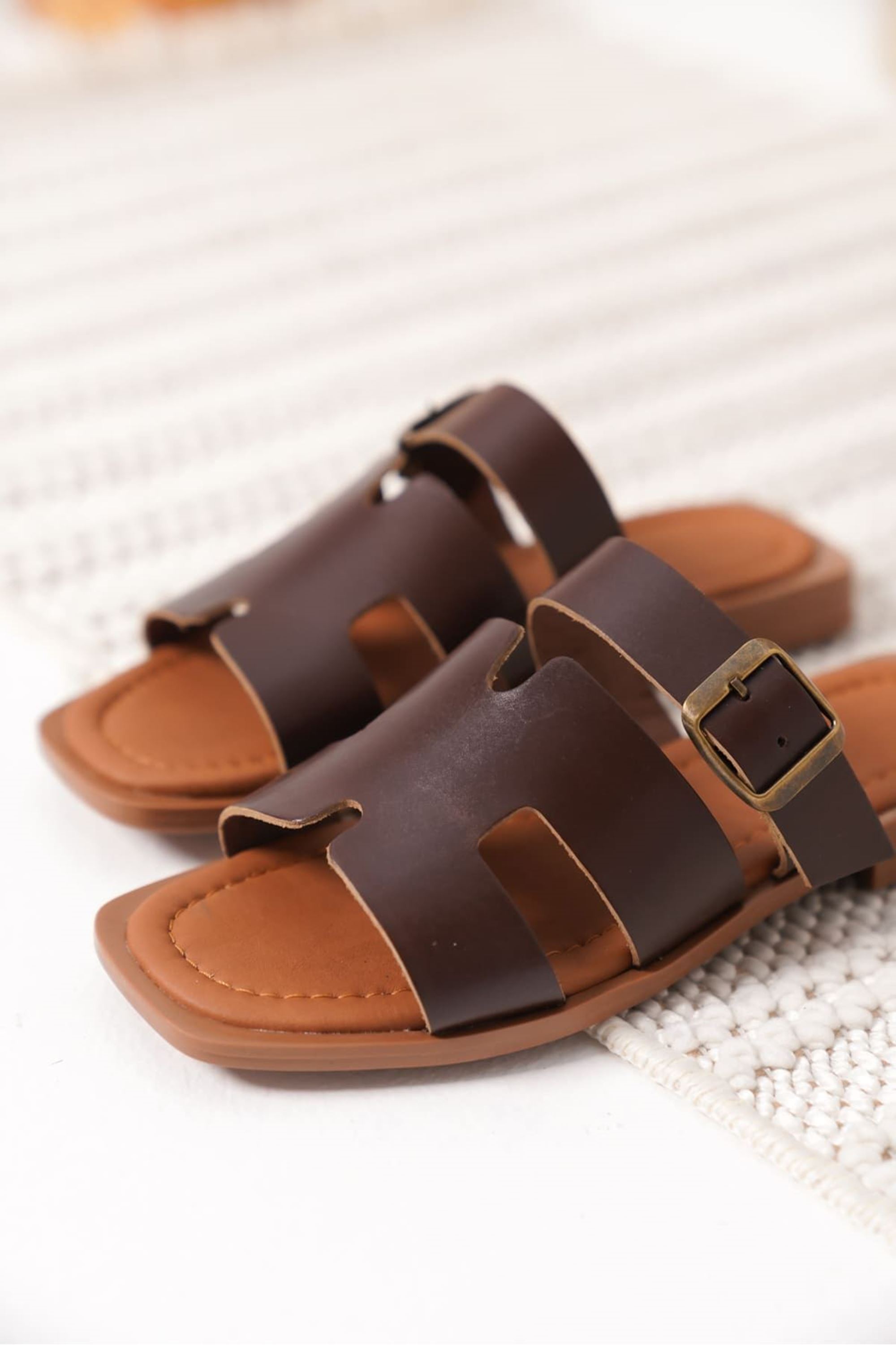 Zulla Kadın Şık Toka Detaylı Hakiki Deri Terlik - Acı Kahve