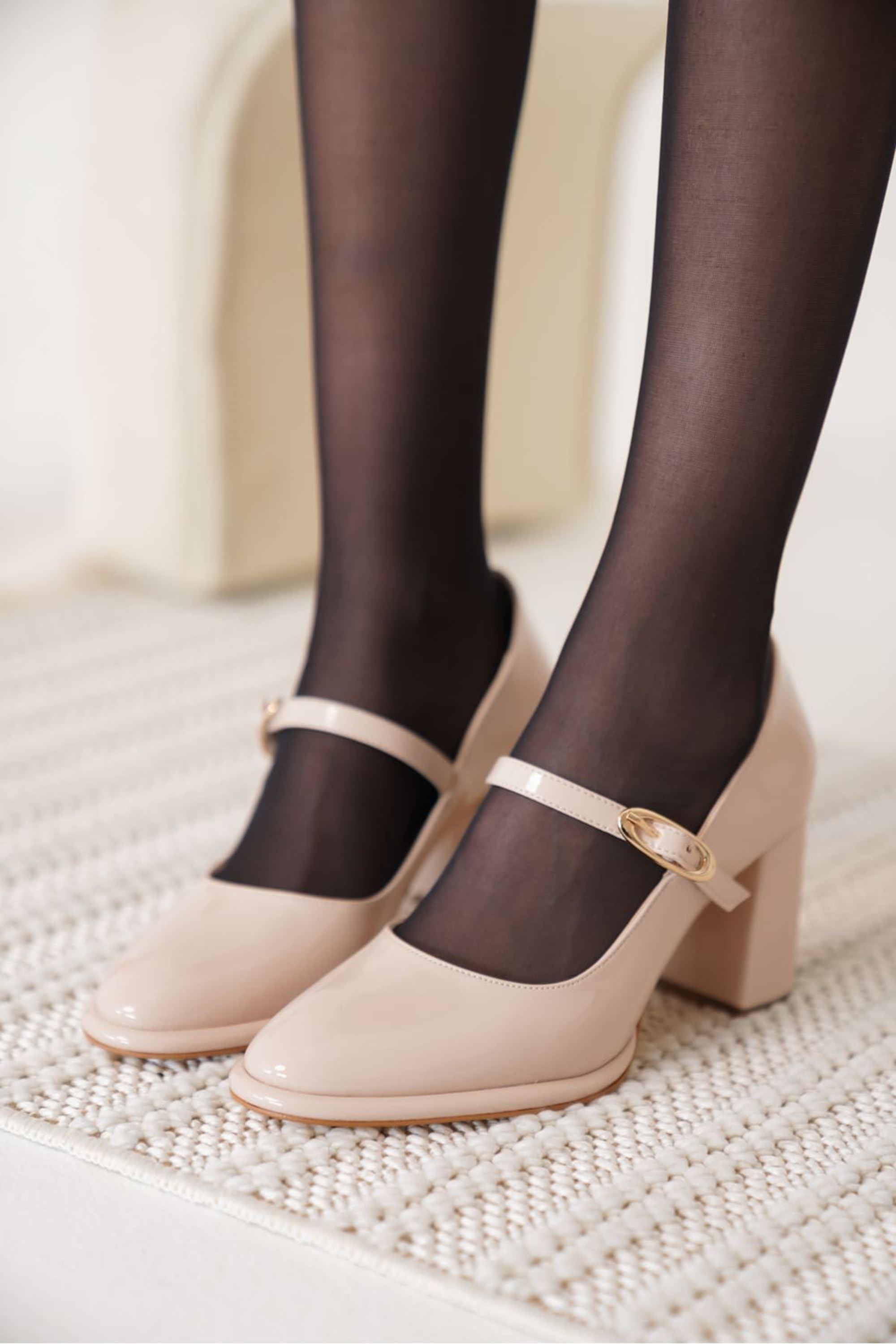 Sorelia Kadın Rugan Şık Toka Detaylı Kalın Topuklu Ayakkabı - Bej