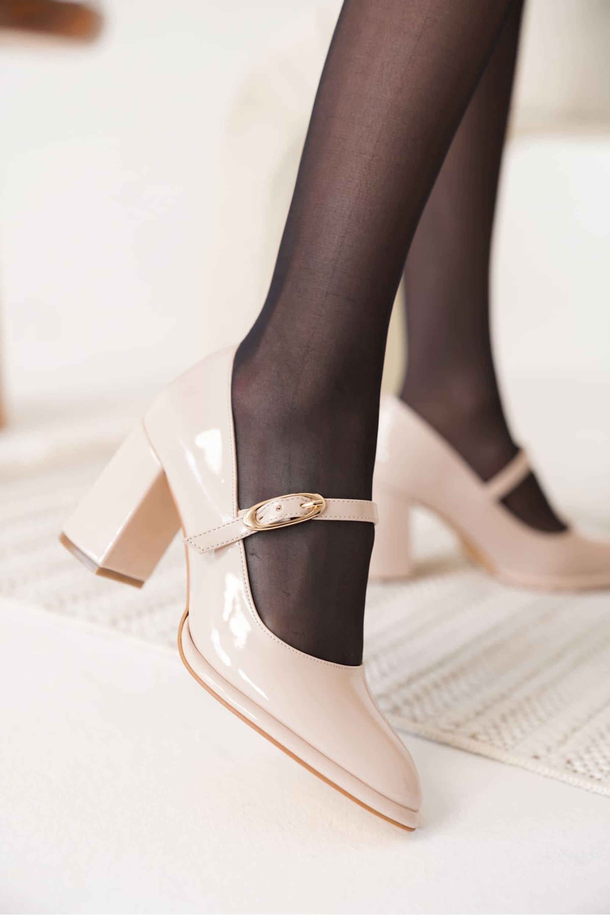 Sorelia Kadın Rugan Şık Toka Detaylı Kalın Topuklu Ayakkabı - Bej