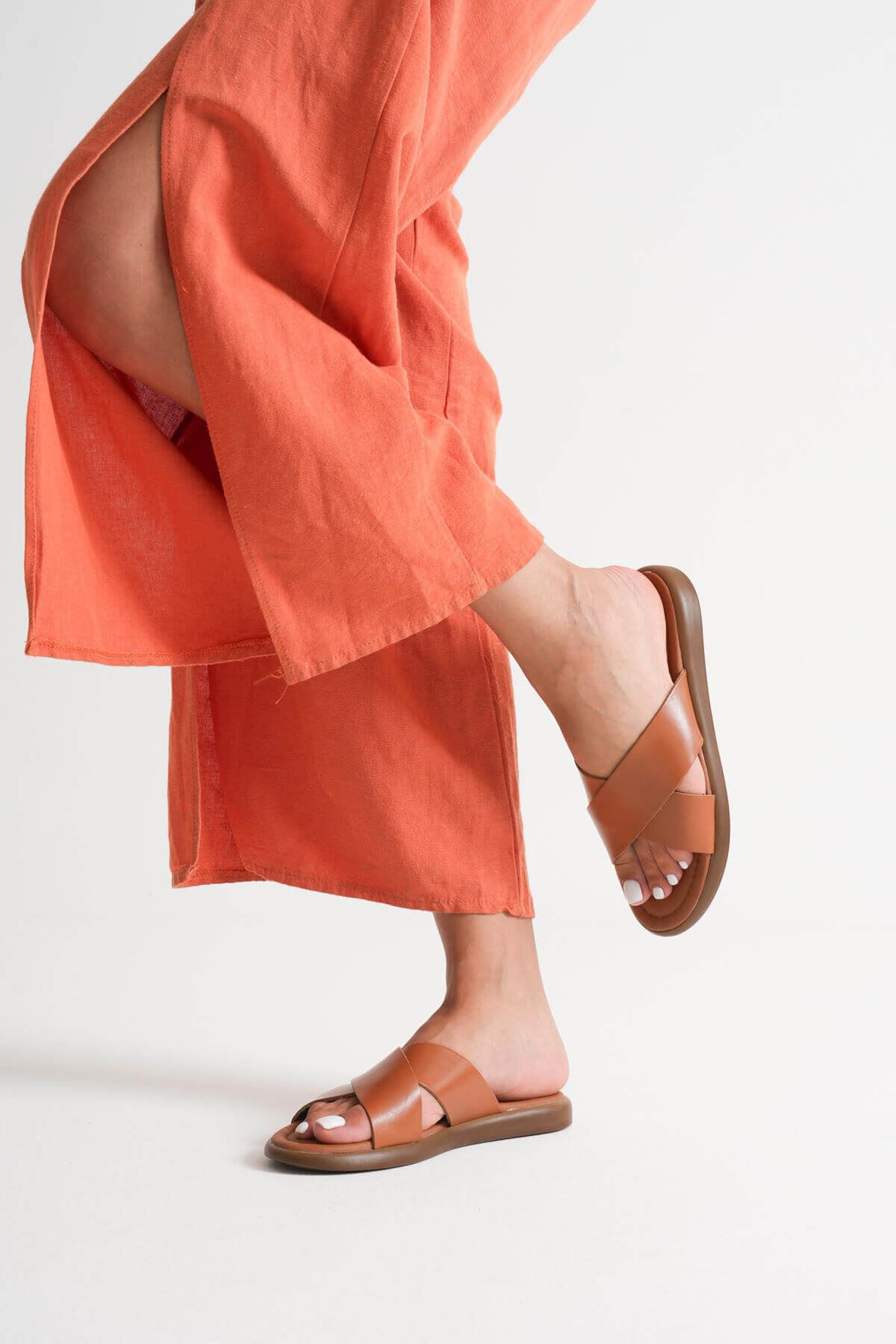 Pilvi Kadın Sade Tasarımlı Premium Hakiki Deri Terlik - Taba